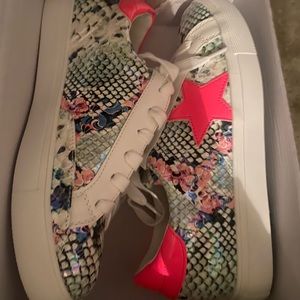 Womens size 6 bright pink star snakeskin shoes new